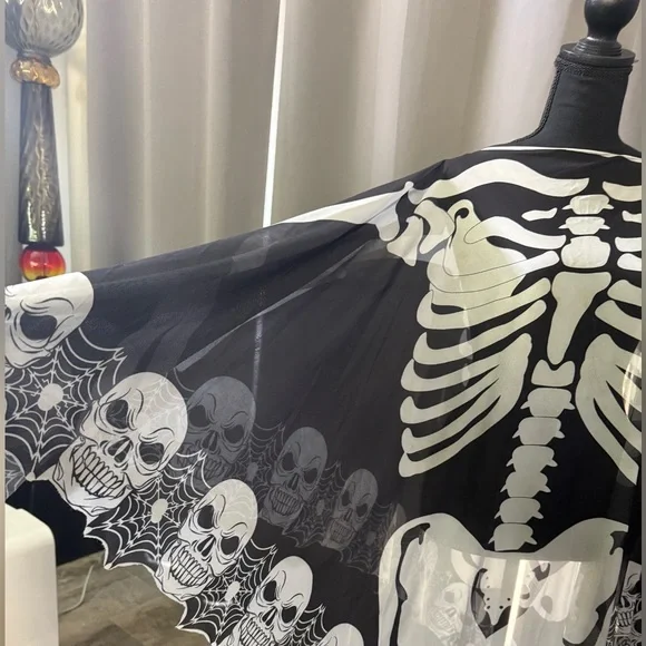 Victoria Harbour Black and White Garment - Picture 2 of 6